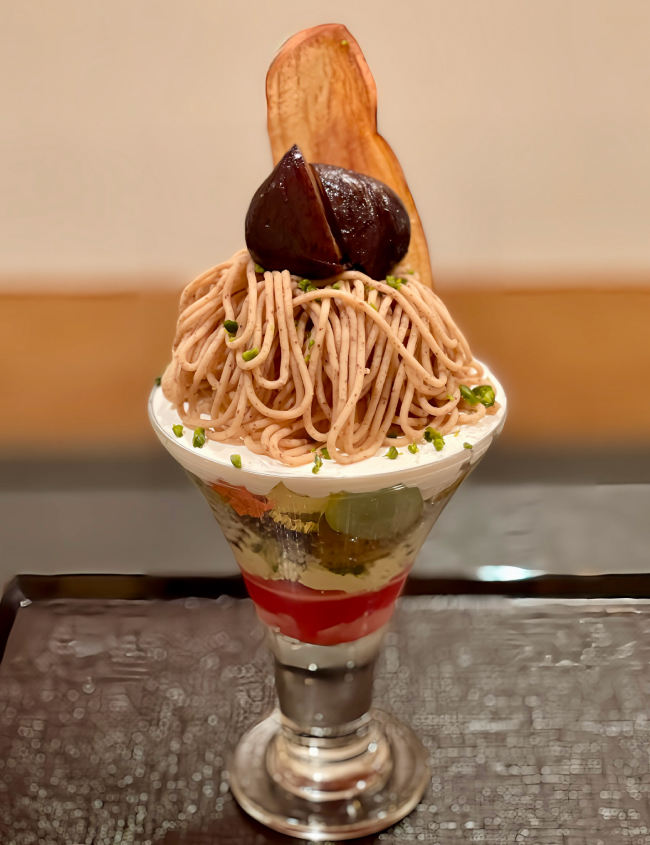 月ヶ瀬のモンブランクリームや季節のフルーツが楽しめる和栗のパフェ