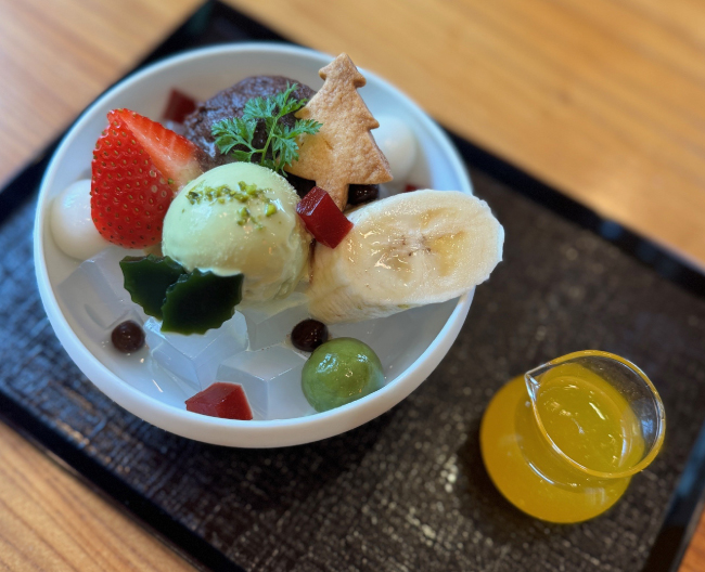 月ヶ瀬の寒天の上に、チョコレート餡やピスタチオアイスなどをトッピングしたクリスマスあんみつ