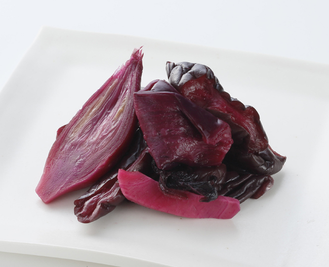 ［村上重本店］の伝統の製法を使って、胡瓜や茄子、茗荷、生姜を赤紫蘇で漬けたしば漬