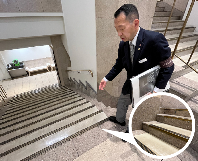 村野藤吾デザインの階段。低い段差を示しています。