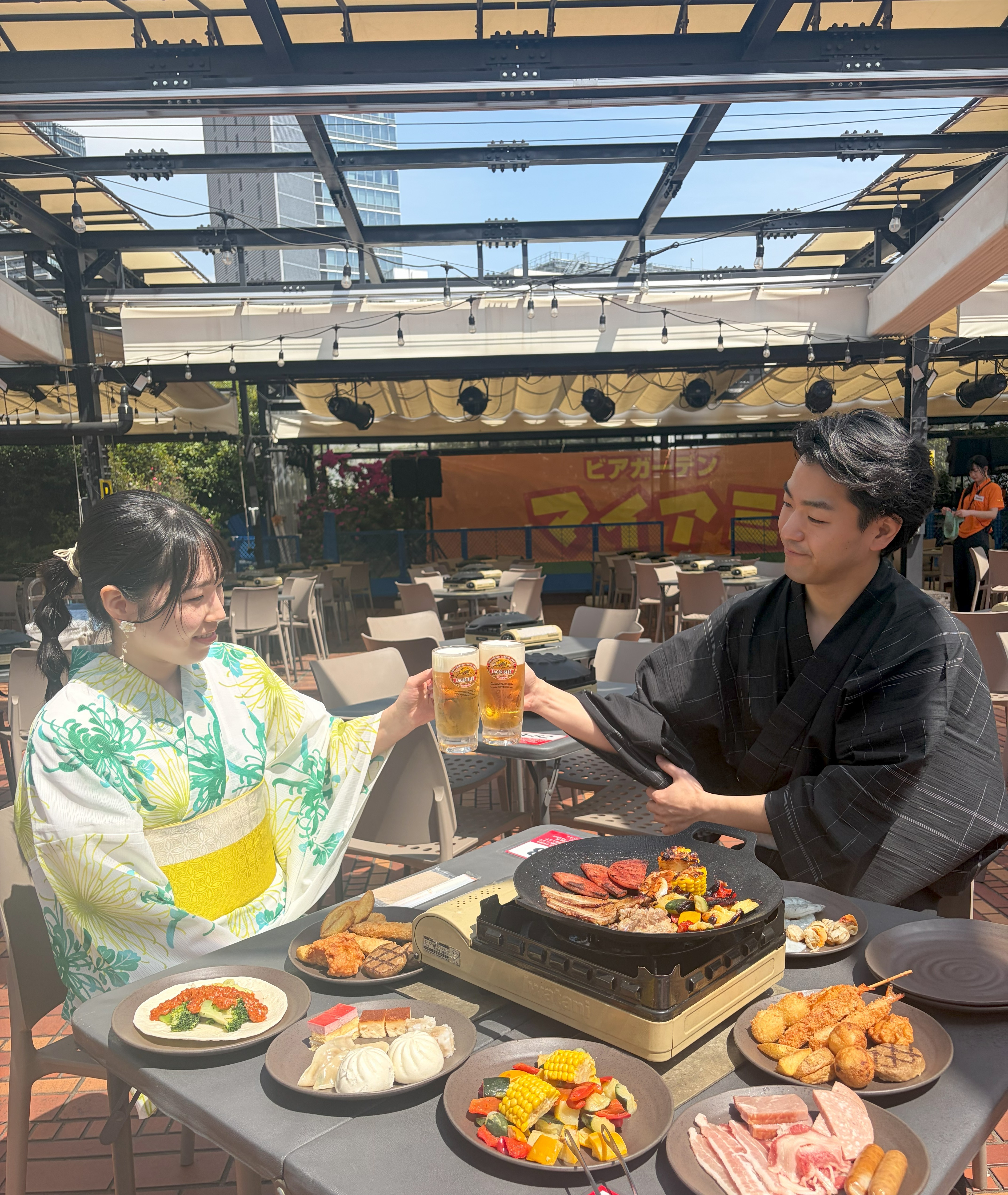 BBQを楽しむ男女の画像