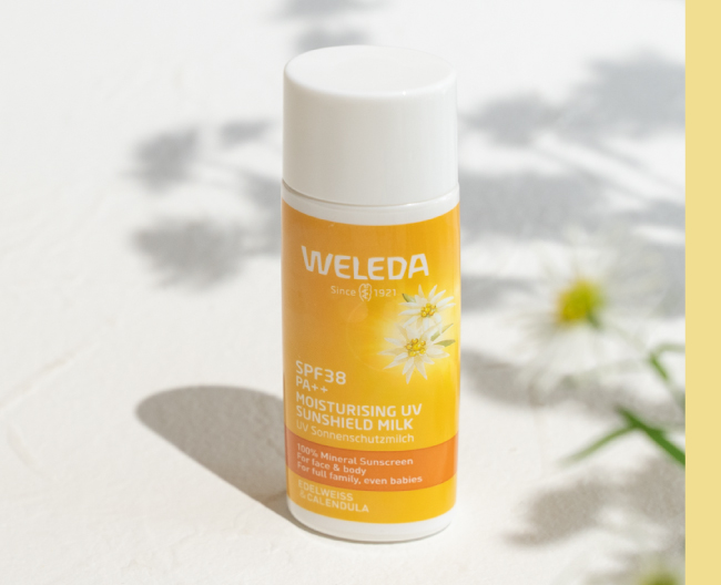 黄色いパッケージの日焼け止めミルクのボトル