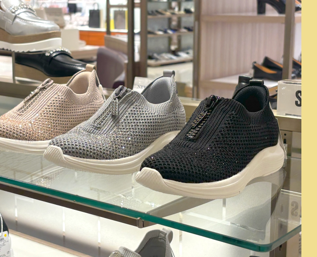 アッパーにジッパーをデザインしたニット素材のスリッポン