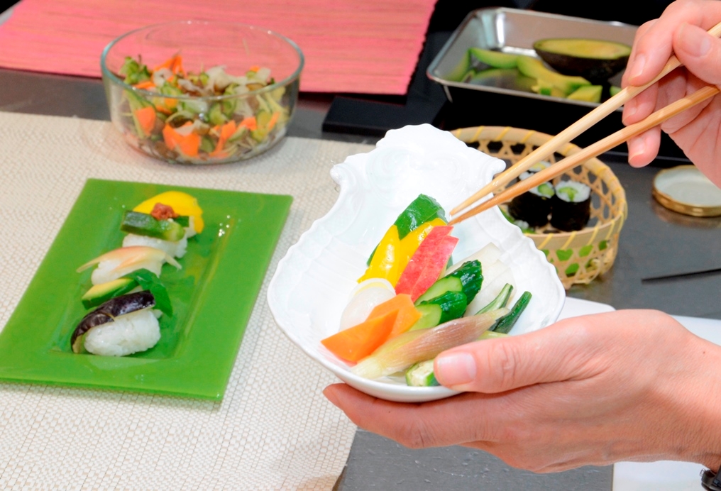 野菜を盛り付けするシーン