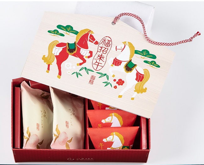 やや蓋を開けた箱入り絵馬福招来の写真