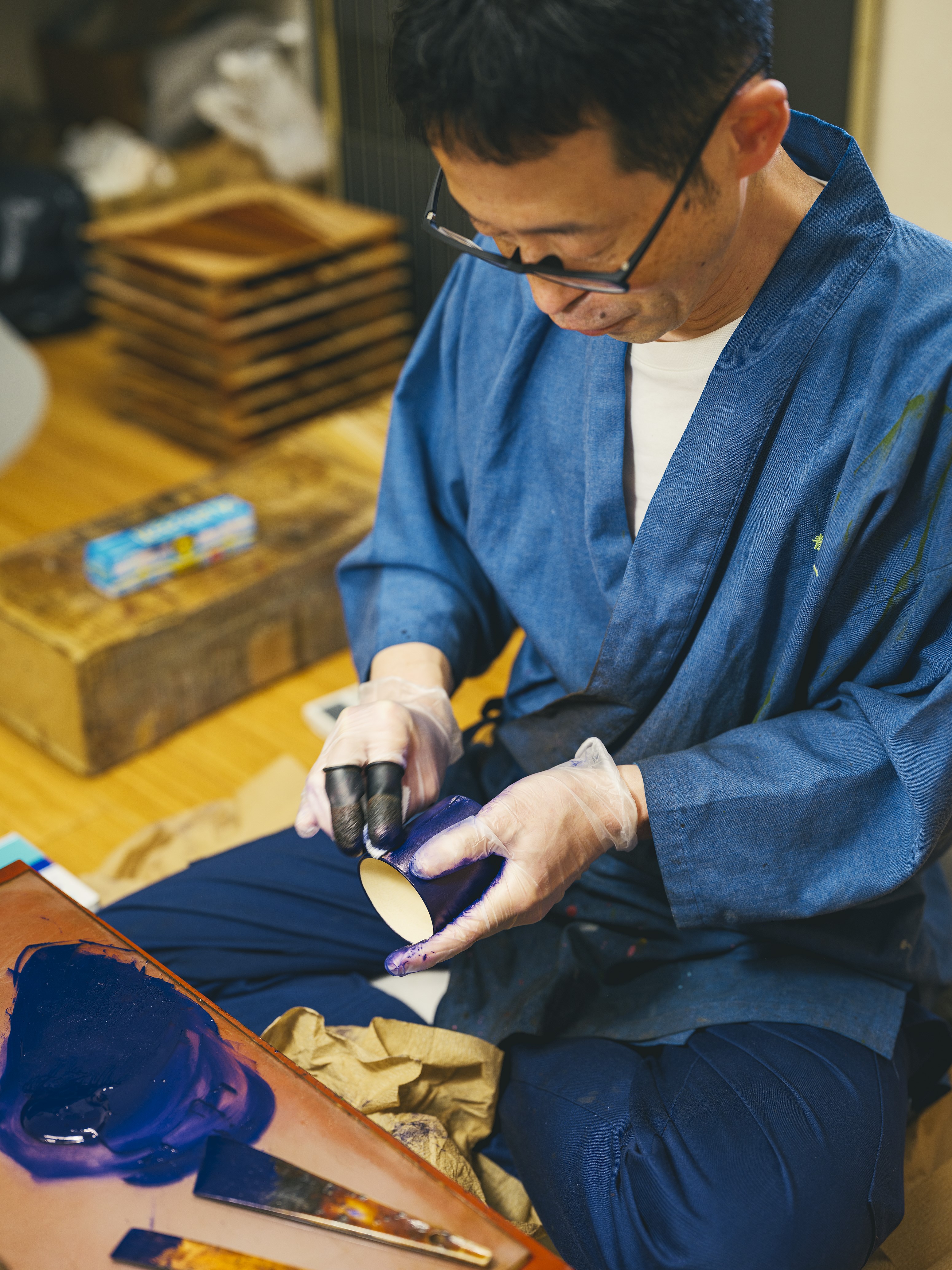 職人が紙で擦る工程