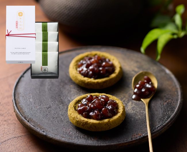 京都府産の宇治抹茶を使用したサブレとあずきソースが重なり合う、奥深い味わい。