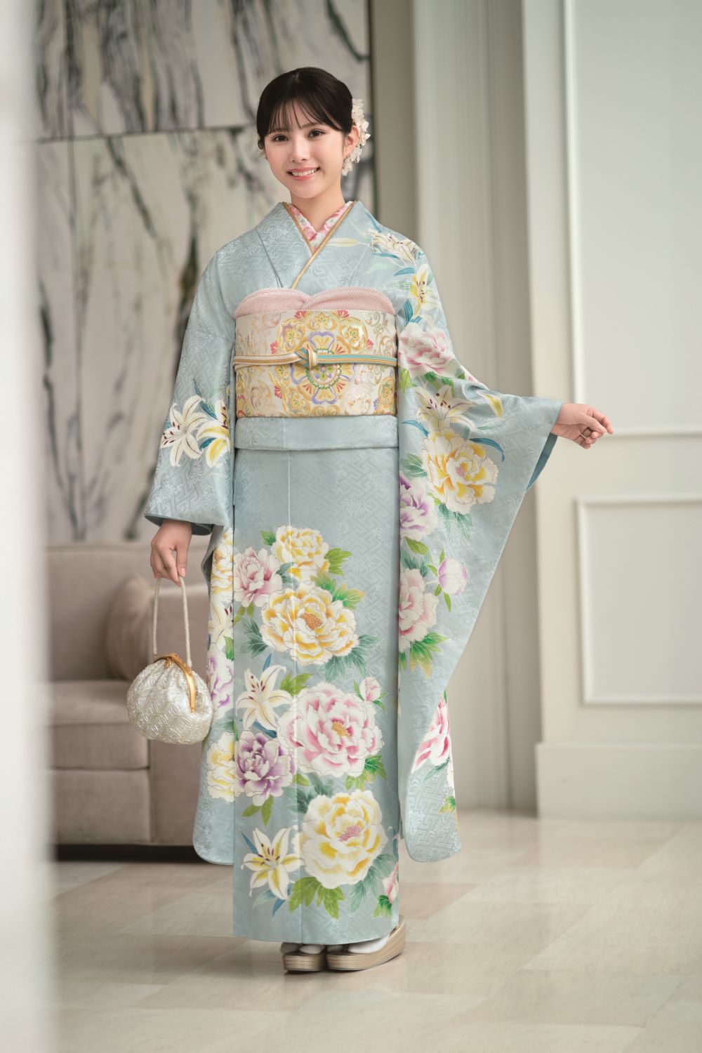 大輪の花を描いた振袖を着用したモデルの写真