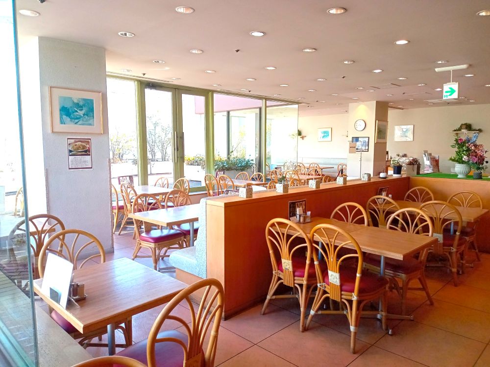 テーブル席がある遊彩食店内の写真