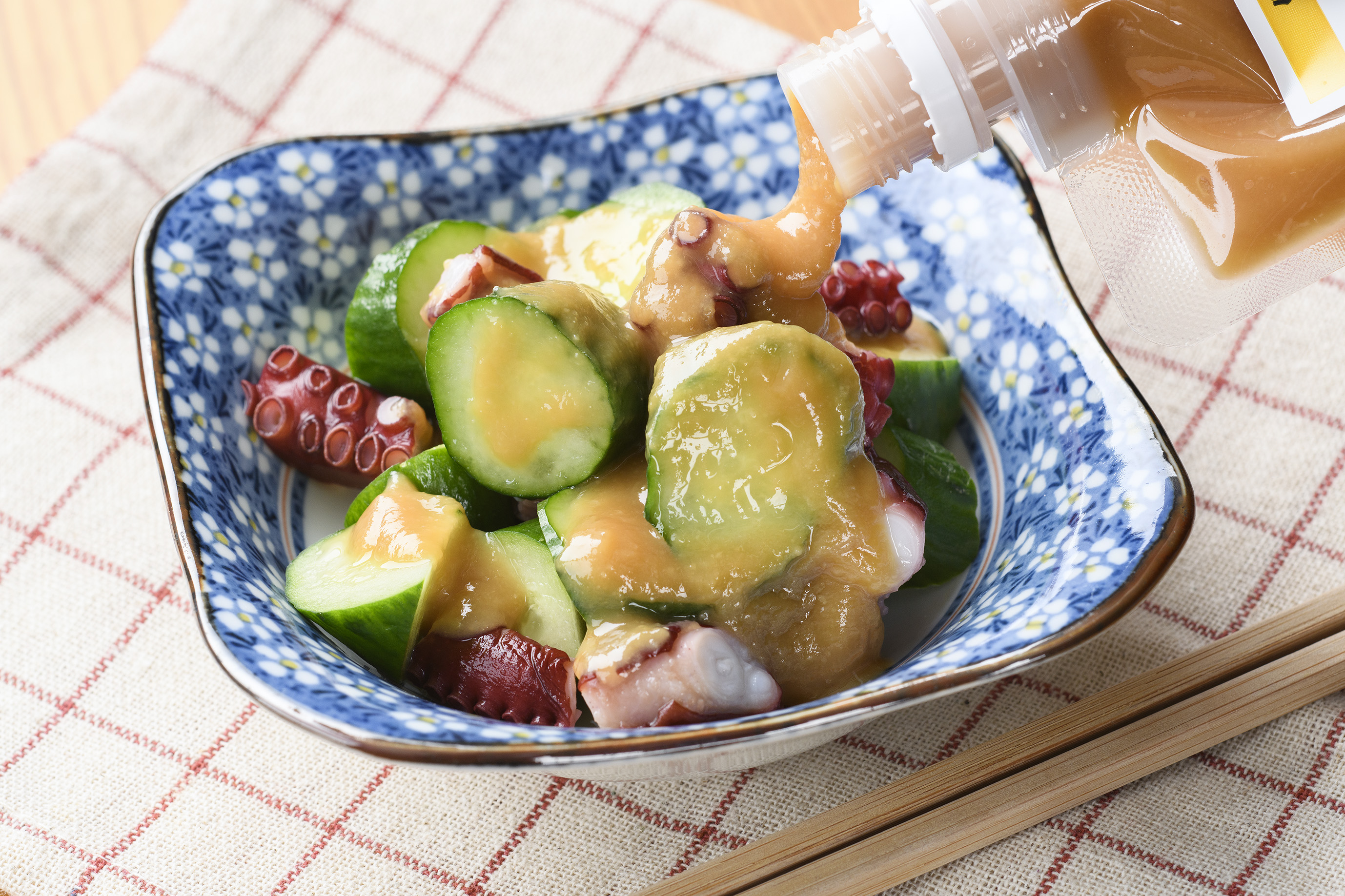 魚介入りのサラダに酢みそをかけるシーン