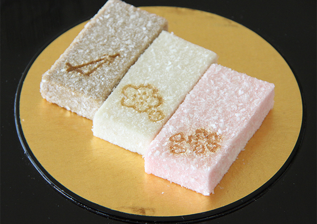 献上銘菓　鉢の木「松・梅・桜」３点の写真