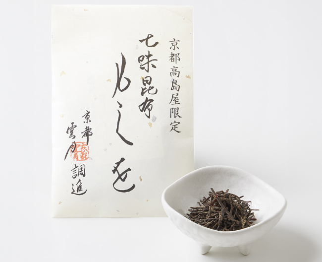 ［雲月］のやわらかな口当たりが人気の「小松こんぶ」に、七味唐辛子などを加えた細切りこんぶのもしを