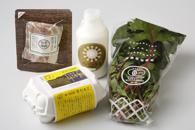 ベーコンエッグに使用したベーコンと卵、ほうれん草、牛乳の集合画像