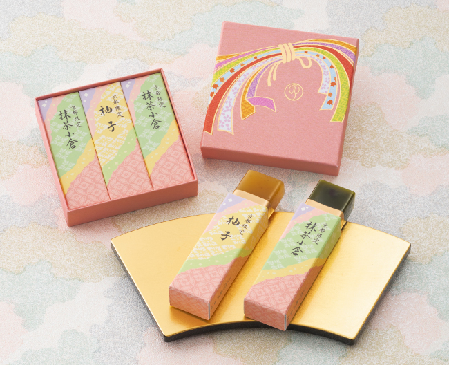 蜜漬けの丹波大納言小豆を散りばめた「抹茶小倉」と、京都水尾産の柚子ジャムと柚子の果皮を込めた「柚子」を詰め合わせた、京都限定 鶴屋吉信ようかん