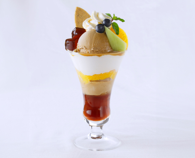 ［ばらの木］の「ウバ茶」を使用した、自家製紅茶アイスなどが楽しめるロイヤルミルクティーパフェ