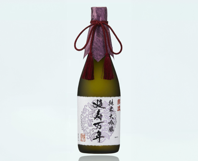 ［招徳酒造］の最高峰「山田錦」を35％まで磨き上げ、芯の部分だけで醸した純米大吟醸。フルーティな風味とほのかな酸味が楽しめる「招徳　純米大吟醸　延寿万年」