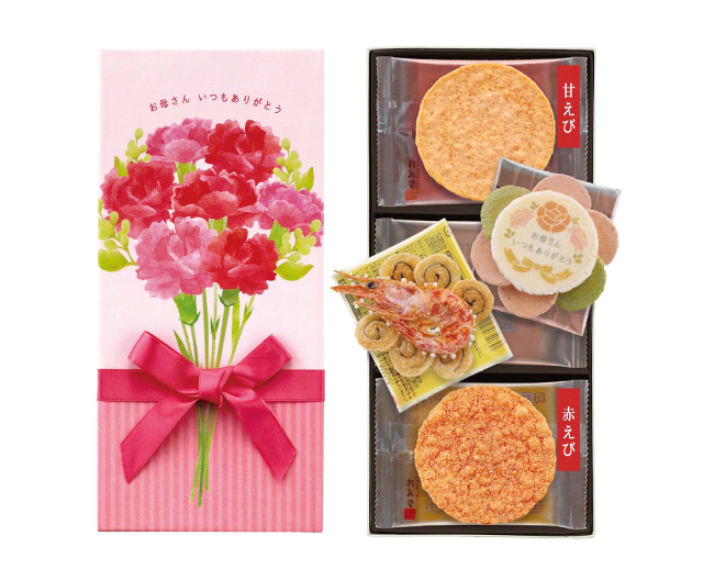 ［桂新堂］の風味豊かな甘えびや赤えびのお煎餅、“お母さんいつもありがとう”のメッセージ入りのお菓子などを詰め合わせた、お母さんいつもありがとう