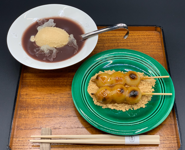 自家製のみたらしあんときな粉でいただくお団子と、ミルクアイス入りの
冷やししる粉をセットにした「みたらし団子と冷やししる粉」