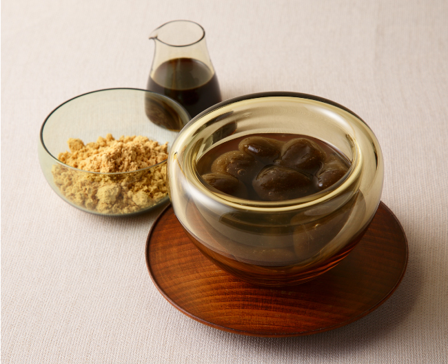 無碍山房のきな粉の香りと黒蜜の上品な甘さが特徴のできたて本わらび餅