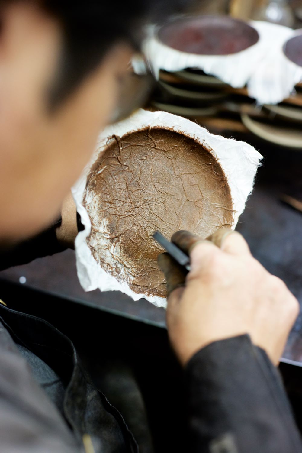 和紙を糊漆にて貼り付ける作業