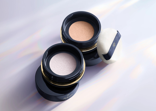 すっと溶け込み、シルクのようになめらかで端正なつや肌へ。