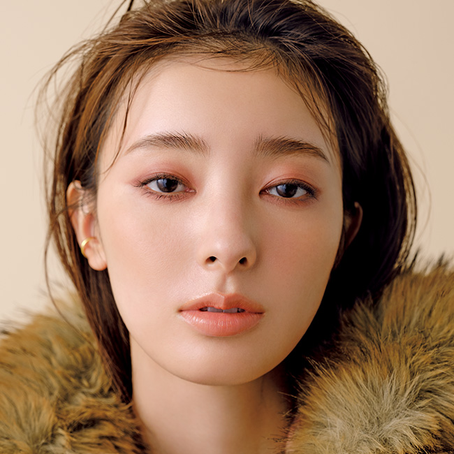 メインビジュアル 正面から見たブラウンメイクのモデル画像