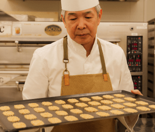 焼きあがった薄玻璃チュイルの画像