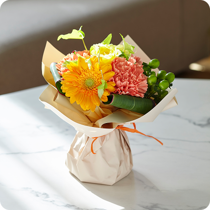 HIBIYA-KADAN（日比谷花壇）　生花飾れるブーケ イエロー・オレンジ 詳細ページへ