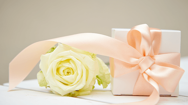 出産内祝い(お返し)の金額はいくら?相手別の相場やおすすめの品物を紹介