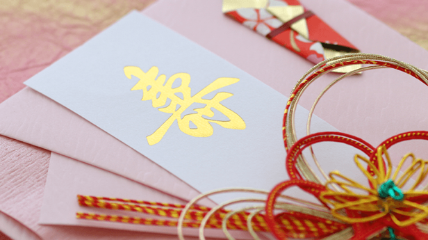結婚祝いの金額相場はいくら?相手別のお祝い金の目安やおすすめプレゼントを紹介