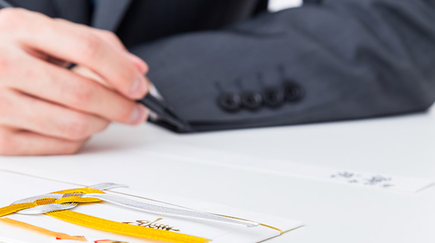 結婚祝いはいくら包む?ご祝儀金額の目安【上司・先輩編】