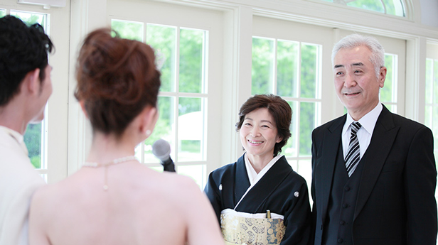 両親や祖父母にも結婚内祝いを贈ったほうがいいの?そのときの注意点は?