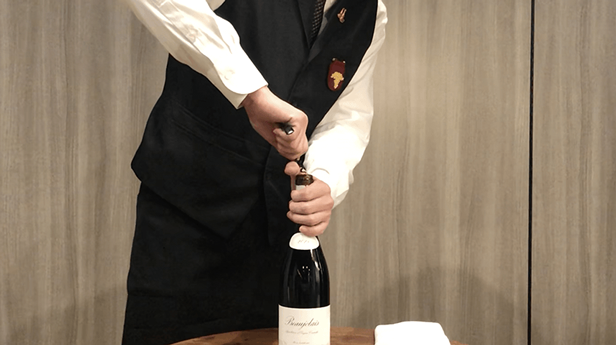 ワインの開け方！高島屋のソムリエが、スマートな開け方をご紹介。