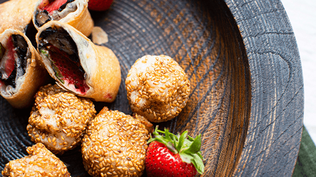 おせちをリメイク!チオベンレシピ 第3回「栗きんとん入り胡麻団子と黒豆といちごの春巻」