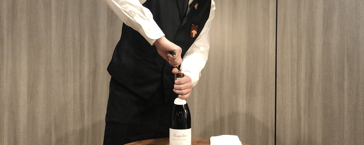 ワインの開け方！高島屋のソムリエが、スマートな開け方をご紹介。