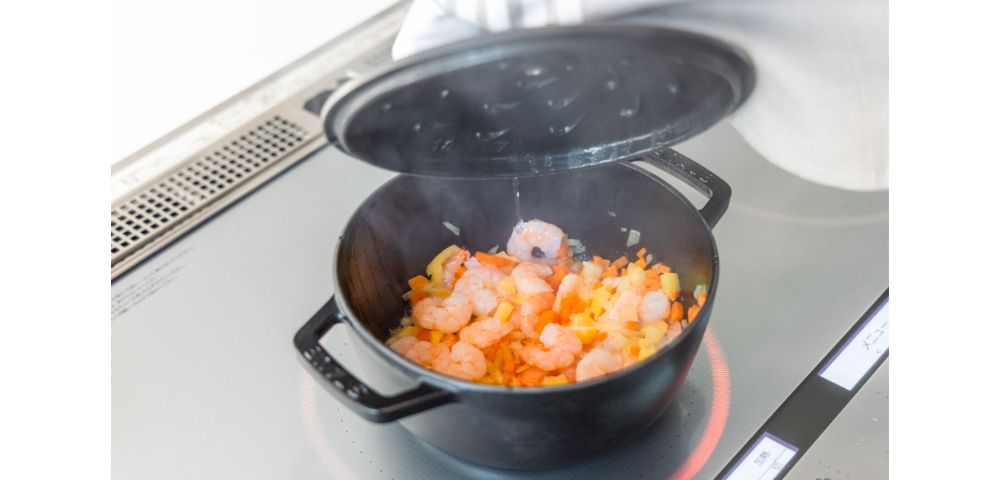 ＜蓋裏のピコから滴るアロマ・レイン。旨味が凝縮されているので全て鍋の中に落として＞