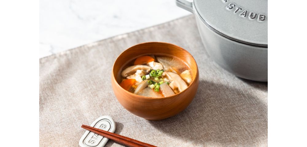 沸騰直前で弱火にして、約10分煮込んでから醤油と酒で調味をし、塩で味を調えてお好みでねぎを散らして完成。