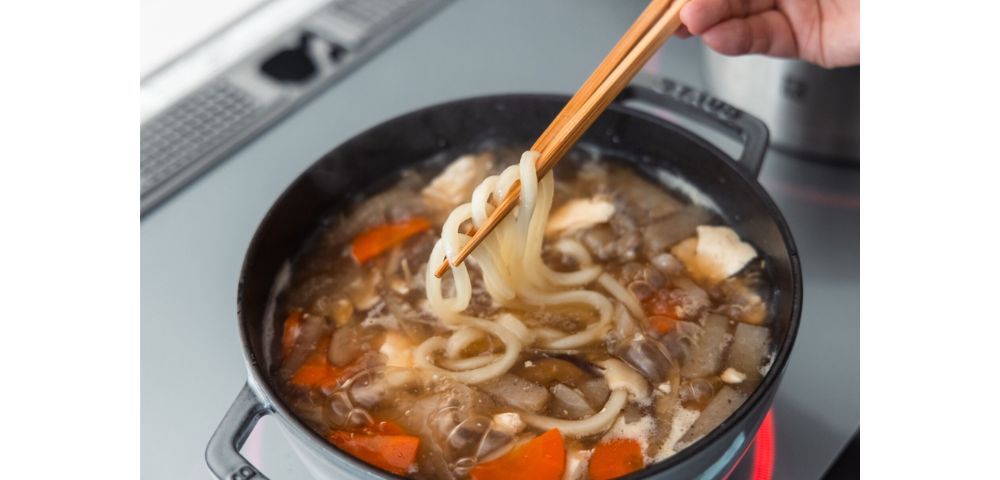 最後におうどんをいれれば「けんちんうどん」にもなり、1品で満足のお食事に！