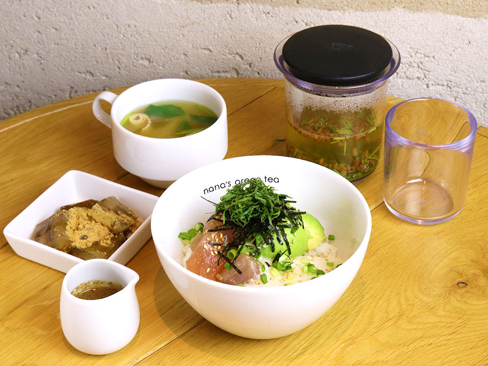 天然鮪とアボカドのとろろどんぶり