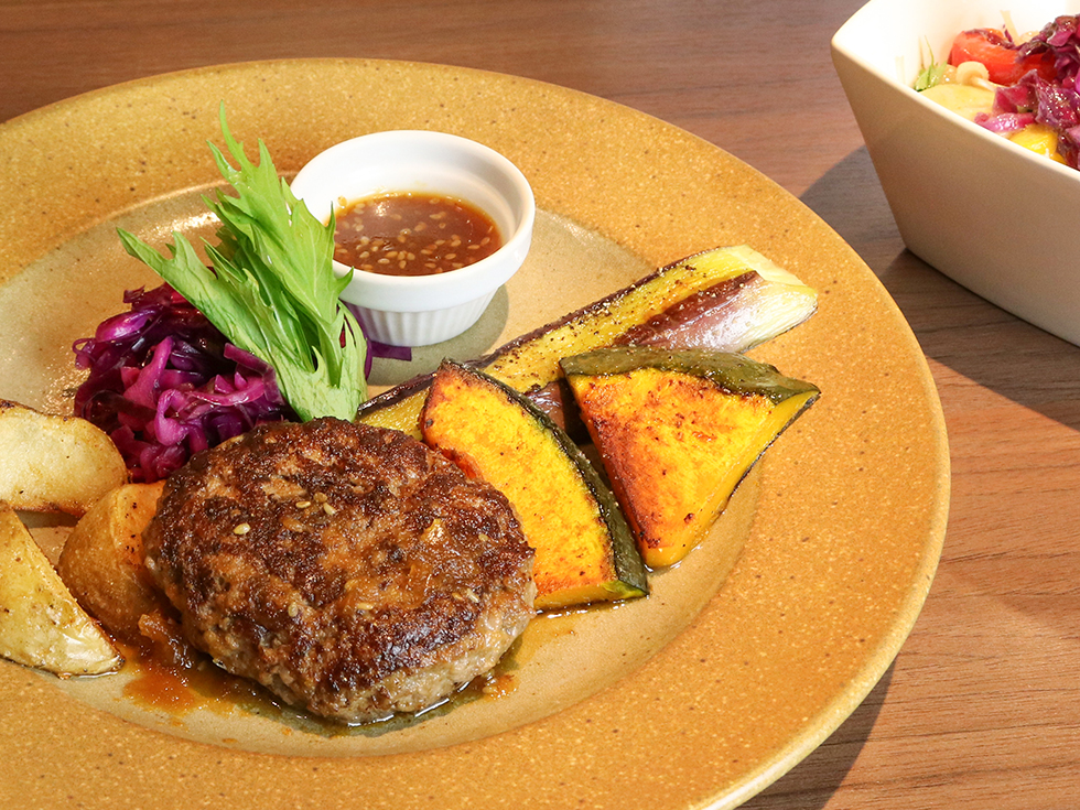 国産牛ハンバーグと鉄板焼き野菜の盛り合わせ