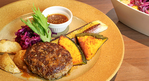 国産牛ハンバーグと鉄板焼き野菜の盛り合わせ