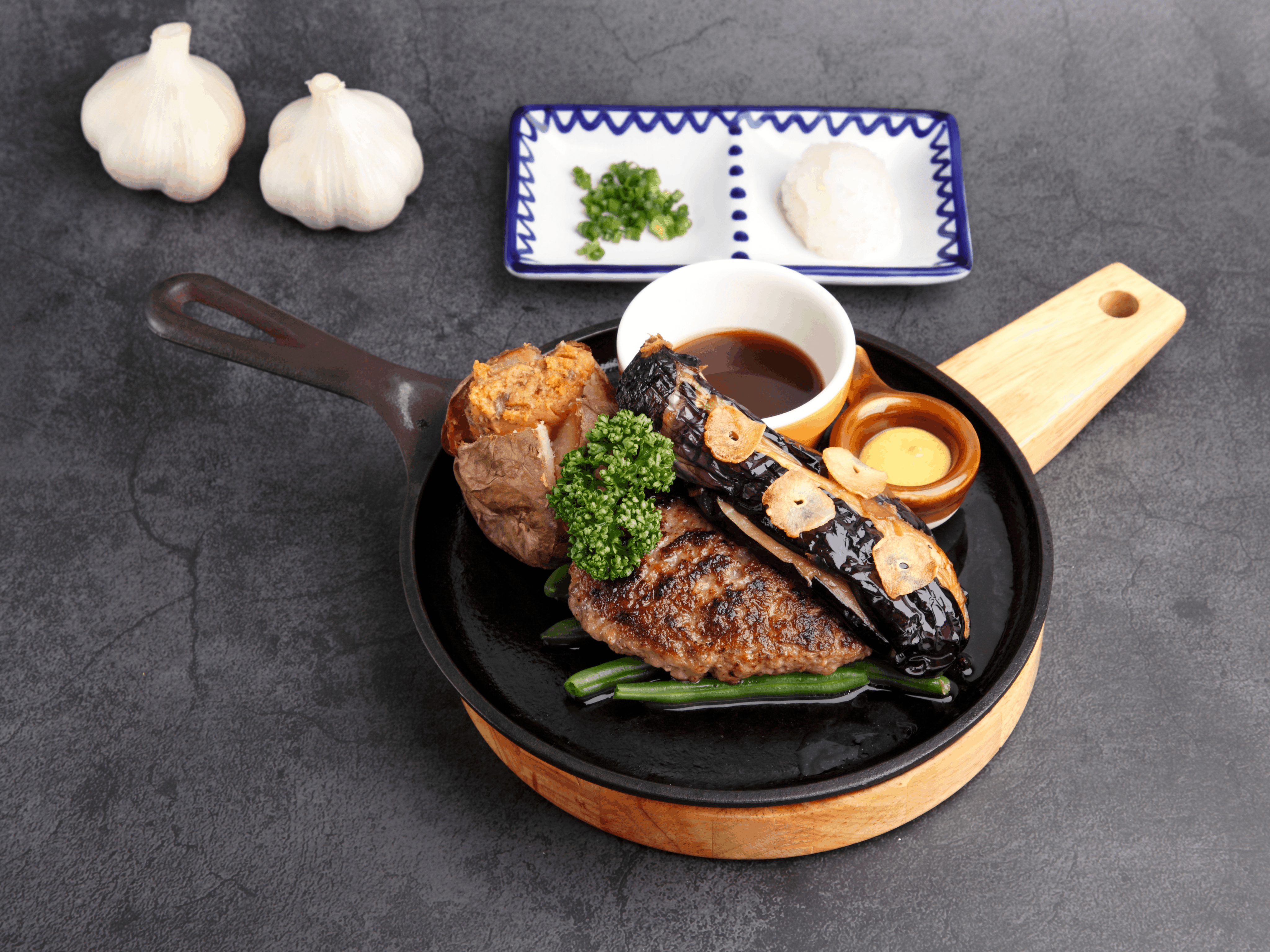 季節野菜の和風ハンブルグステーキ ～スタミナ満点！ 青森のにんにくフェア～