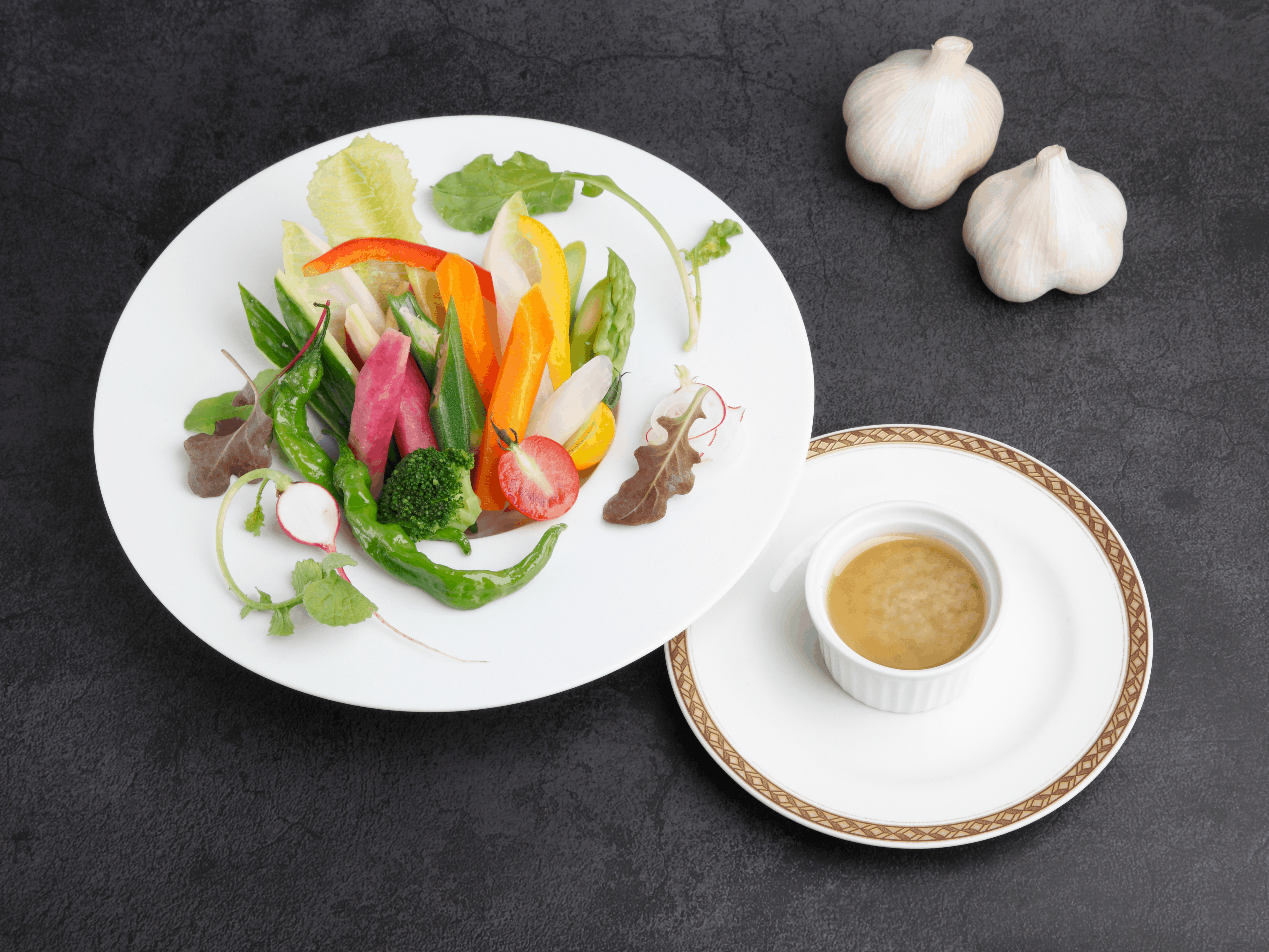 青森産ときわにんにくをバーニャカウダ仕立てに彩り野菜と合わせて