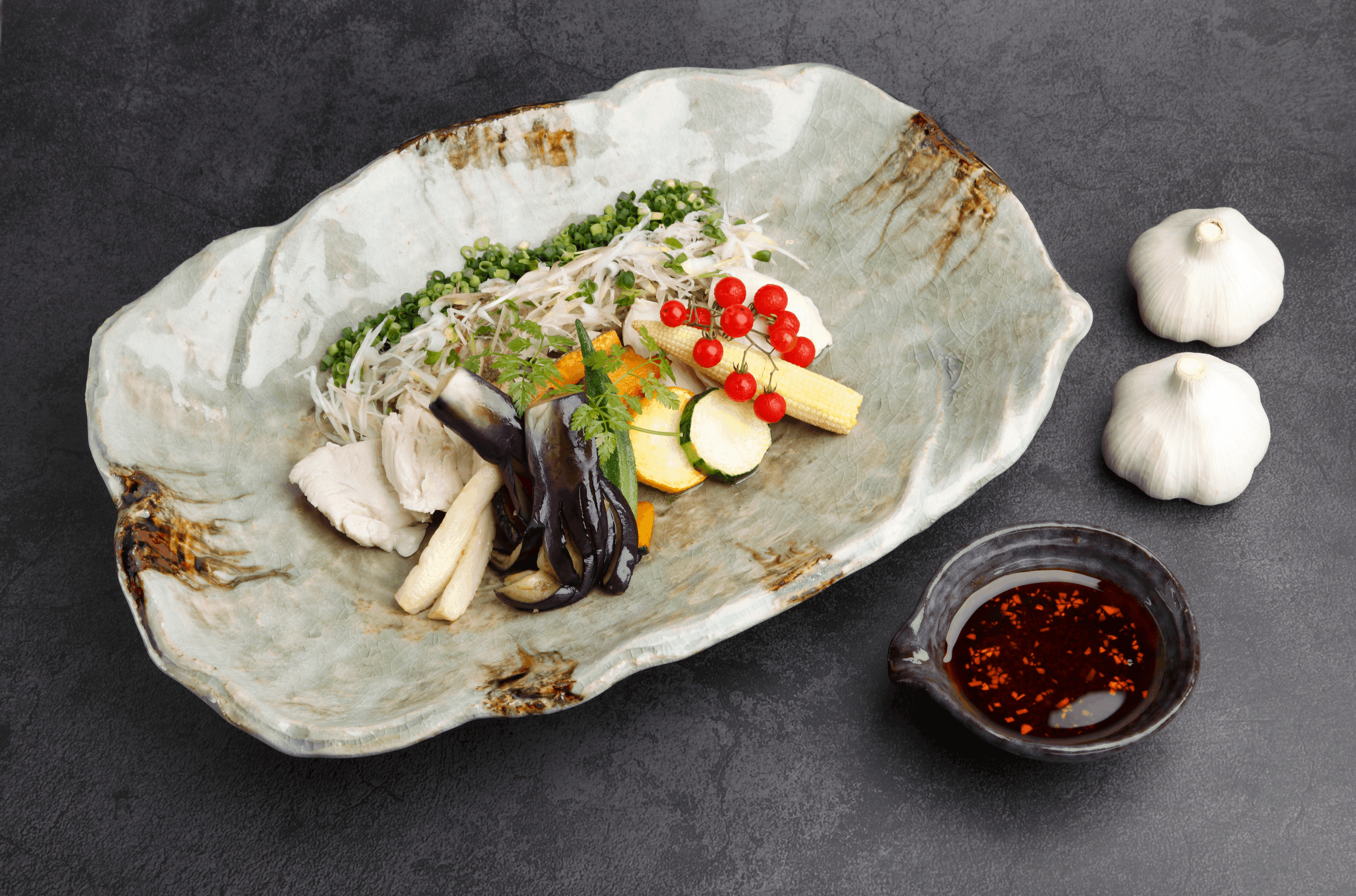 夏野菜とよだれ鶏の青森産にんにくソース