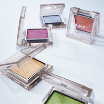 ［RMK］ ビューティーコミュニケーターによるカラーメイクレッスン