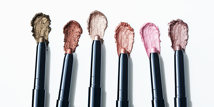 まなざしに自由な彩りを。〈アディクション〉初のスティックアイシャドウが登場。