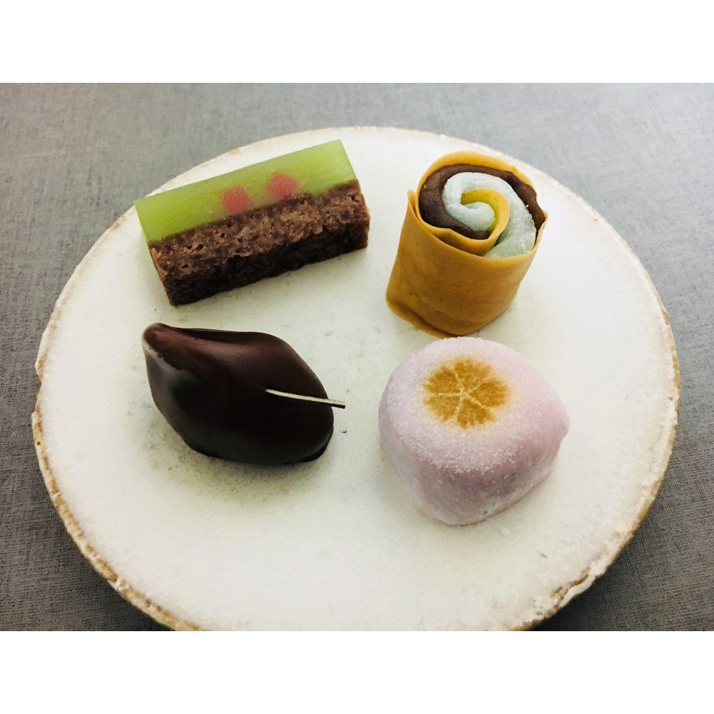 【店頭受取／新宿店】＜むらさきや＞季節の小生菓子4種10個入【5月16日（土）午後4時30分以降】