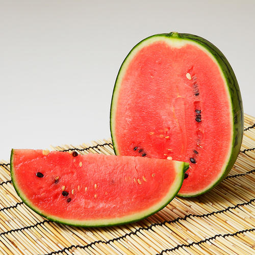 【最適な時期に収穫し、順次発送予定】＜グリーンフィールド＞砂丘小玉スイカ「たんご夏姫」2個入
