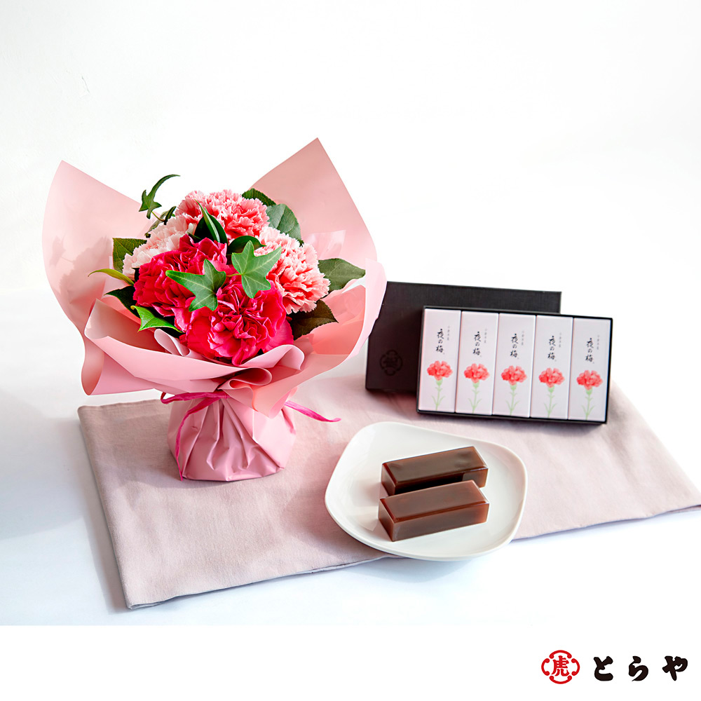 【母の日】生花　そのまま飾れる母の日ブーケ＆＜とらや＞母の日パッケージ小形羊羹5本入