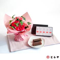 【母の日】生花　そのまま飾れる母の日ブーケ＆＜とらや＞母の日パッケージ小形羊羹5本入
